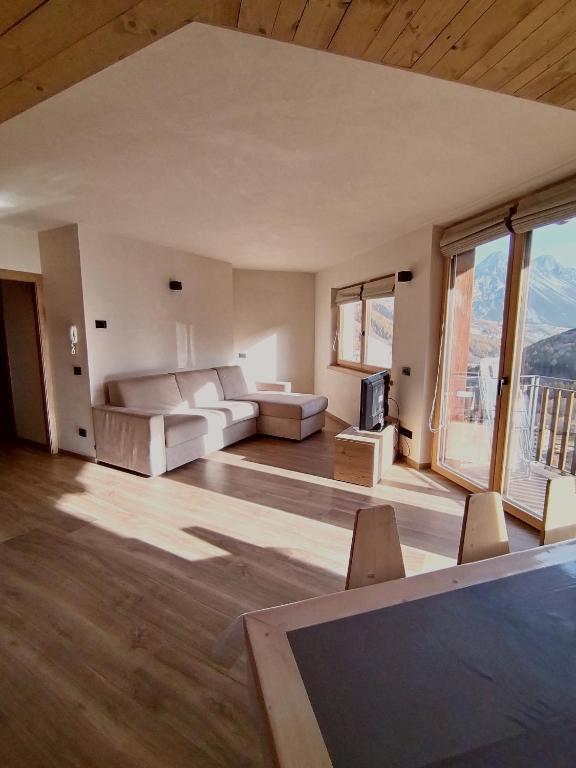 salon z białymi meblami i dużymi oknami w obiekcie Chalet MAOL Luxury Living w mieście Valdidentro