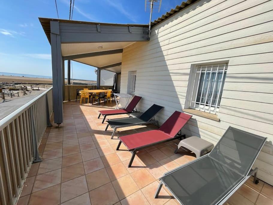 グリュイッサンにあるLe Soleil Levantのパティオ(椅子、テレビ付)