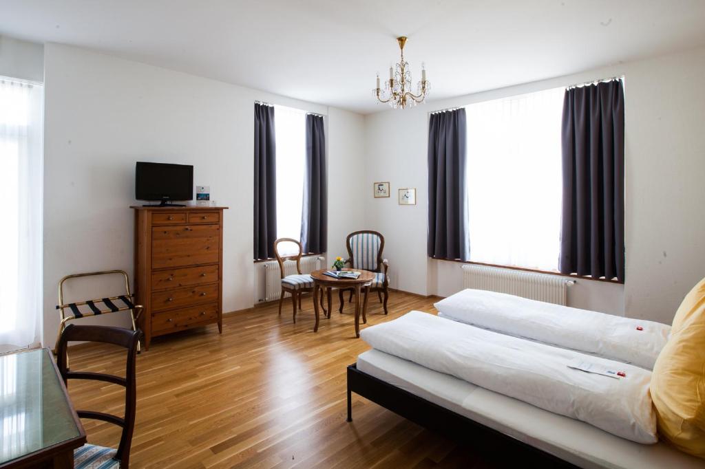 TV a/nebo společenská místnost v ubytování Carlton-Europe Vintage Adults Hotel