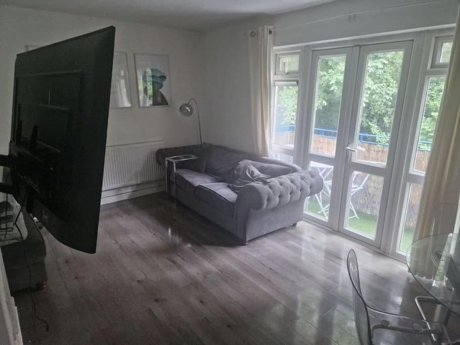 Χώρος καθιστικού στο modern cozy one bedroom flat