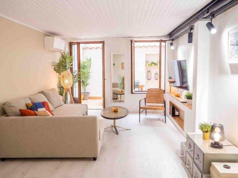 un salon avec un canapé et une table dans l'établissement T2 47m2 avec terrasse - Proche gare Marseille, à Marseille