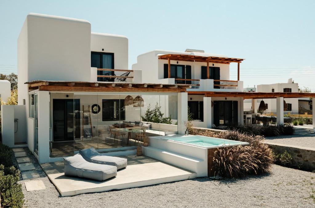 een huis met een zwembad ervoor bij Villa ilios, Stelida Naxos, by NaxosVibe in Naxos Chora