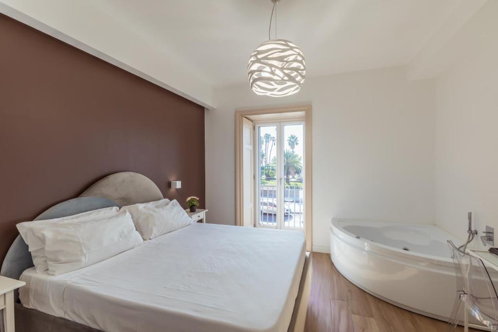 a bedroom with a bed and a bath tub at Suite Riviera 84 in Naples