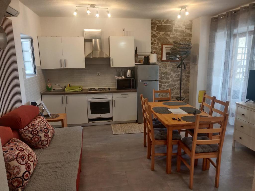 Kuchyň nebo kuchyňský kout v ubytování Apartment Milin by the sea-Zadar-Diklo