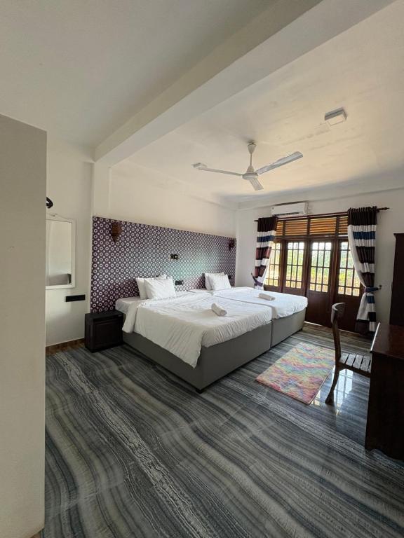 Postel nebo postele na pokoji v ubytování Wake N Flow, Weligama
