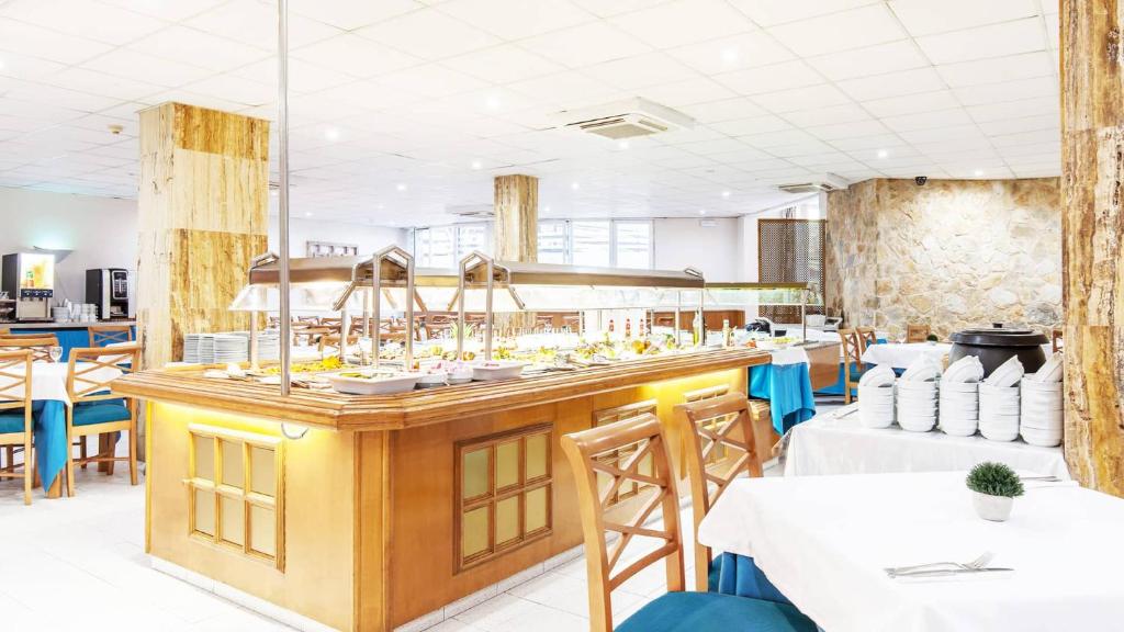 Reštaurácia alebo iné gastronomické zariadenie v ubytovaní BLUESEA Costa Verde