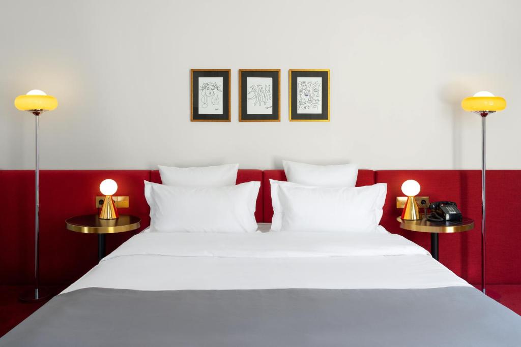 Postel nebo postele na pokoji v ubytování Castor & Pollux Hotel