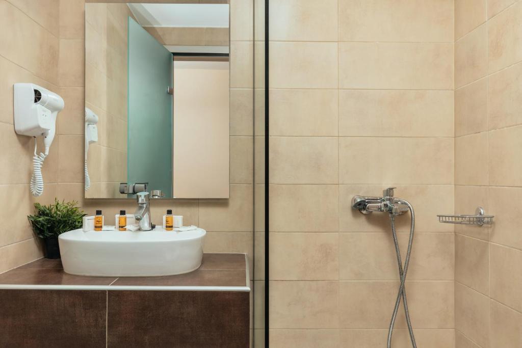 Koupelna v ubytování Yakinthos Hotel