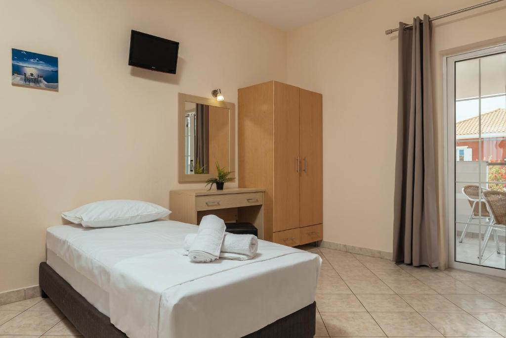 Postel nebo postele na pokoji v ubytování Yakinthos Hotel