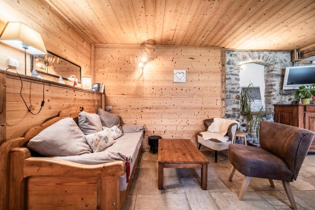 a living room with a couch and a table at Bel Appartement - Sixt Fer cheval in Sixt