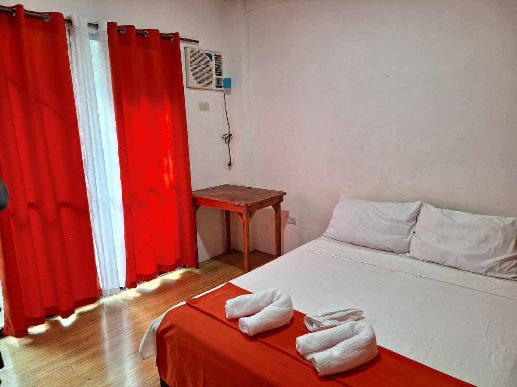 RedDoorz @ Hergem Siargao Inn - Standard Double Room With Shared Bathroom