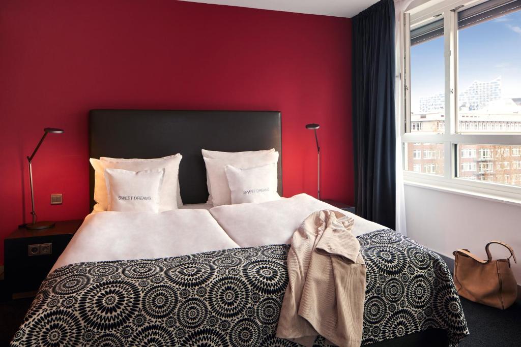 Postel nebo postele na pokoji v ubytování THE MADISON Hotel Hamburg