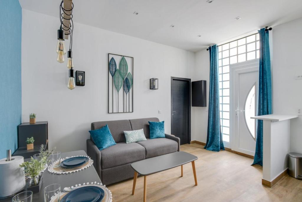 un salon avec un canapé et une table dans l'établissement Bluestay 8 - Charmant appartement à Paris 12, à Paris