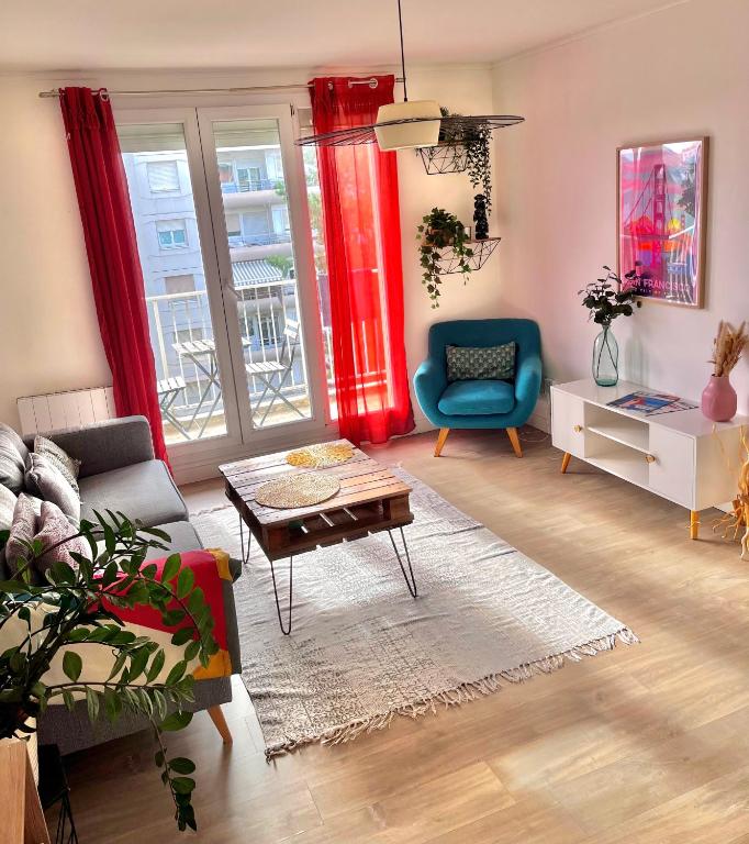 un salon avec un canapé et une table dans l'établissement Le Quatro - 2ch - 2 lits doubles, à Villeurbanne