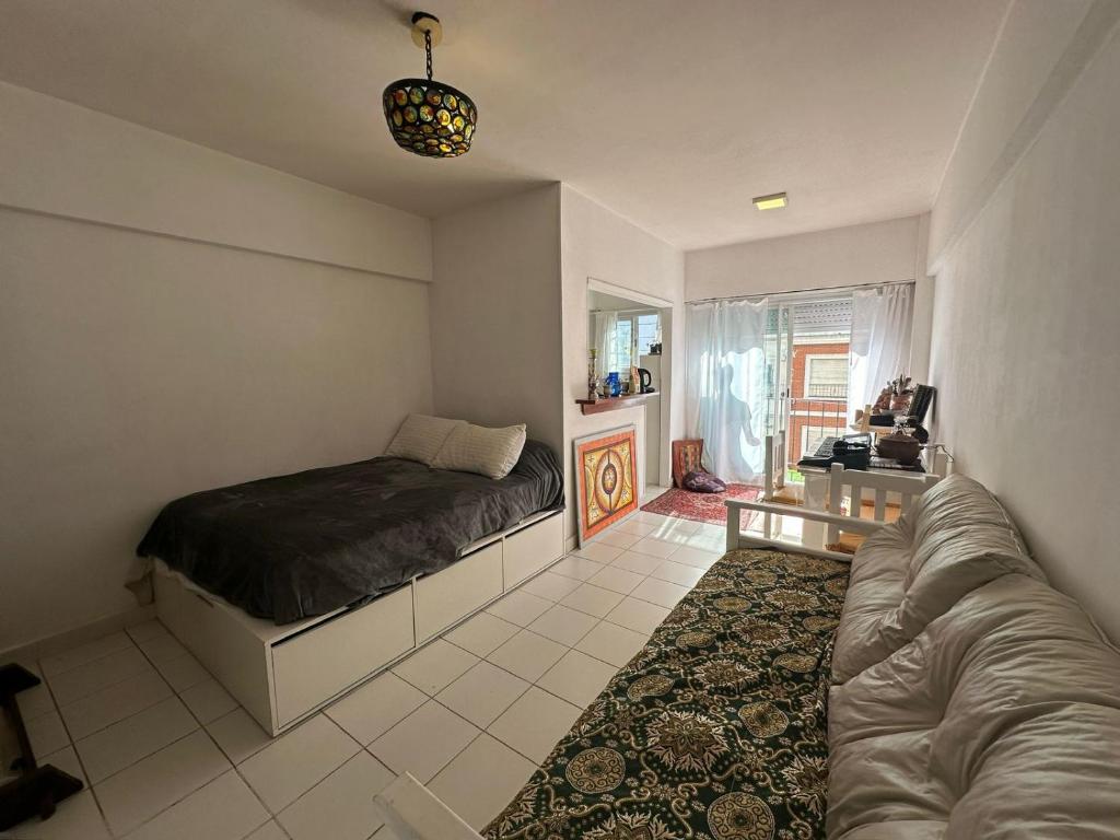 une chambre avec un lit et un canapé dans l'établissement Departamento centro Mar del Plata-1 cuadra del mar- monoambiente-balcón calle., à Mar del Plata