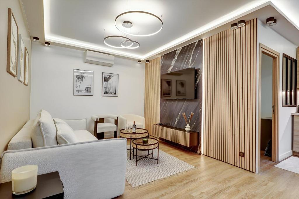 un salon avec un canapé blanc et une table dans l'établissement 362 Suite Lafayette - Superbe Appartement à Paris, à Paris