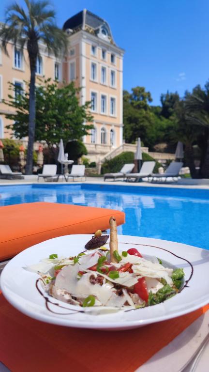 Bazén v ubytování Hôtel l'Orangeraie nebo v jeho okolí
