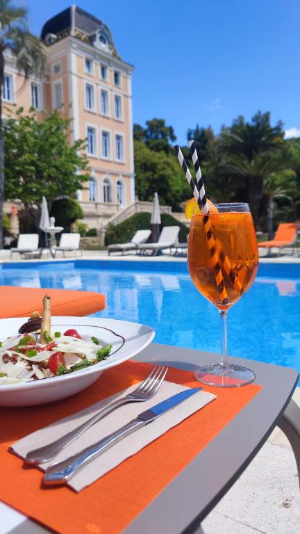 Bazén v ubytování Hôtel l'Orangeraie nebo v jeho okolí