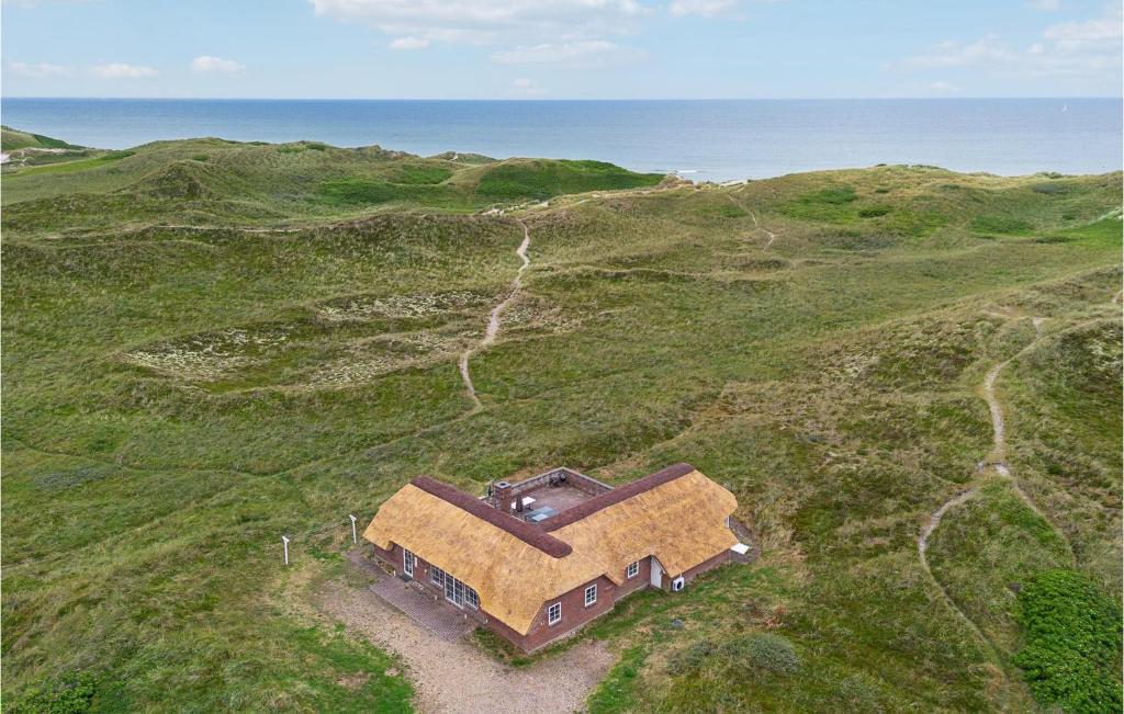 eine Luftaufnahme eines Hauses mitten auf einem Feld in der Unterkunft Pet Friendly Home In Ringkøbing in Nørre Lyngvig