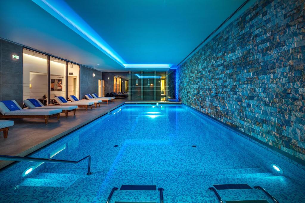 Bazén v ubytování Jupiter Marina Hotel - Couples & Spa nebo v jeho okolí