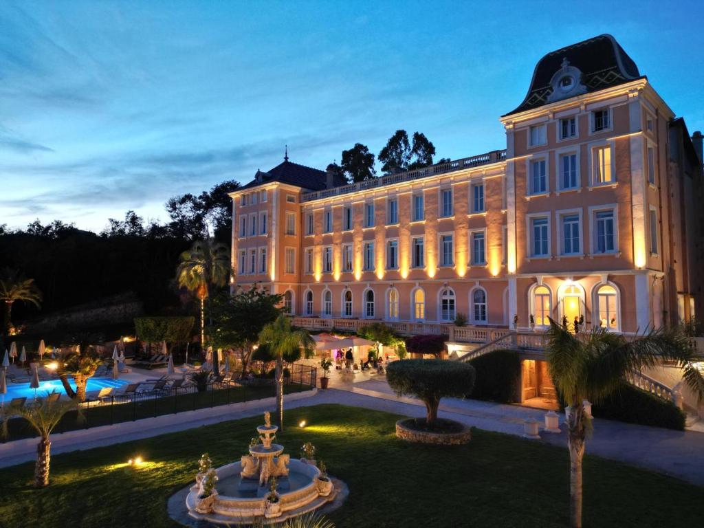 Bazén v ubytování Hôtel l'Orangeraie nebo v jeho okolí