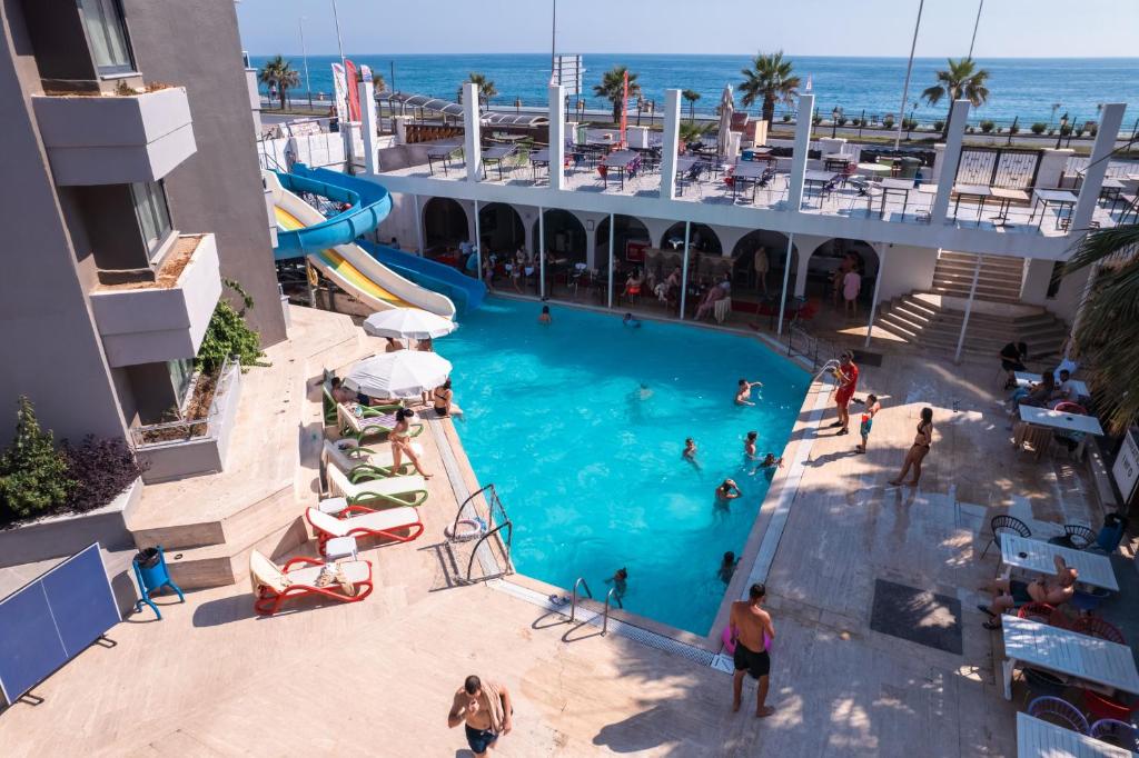 Bazén v ubytování Scylax Hotels Mahmutlar nebo v jeho okolí