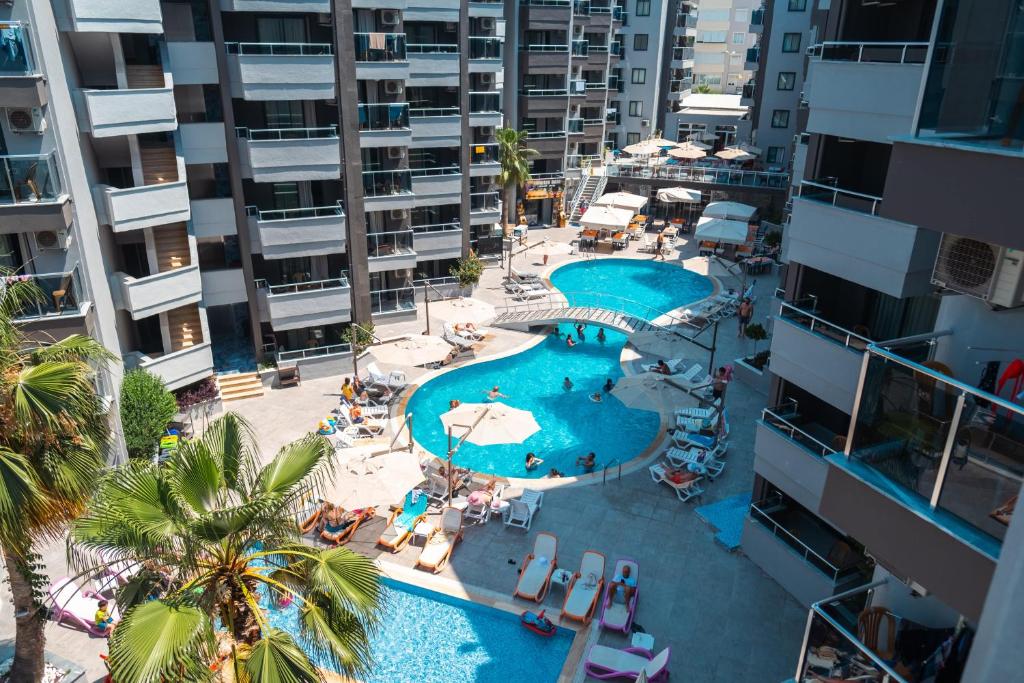 Bazén v ubytování Scylax Hotels Mahmutlar nebo v jeho okolí