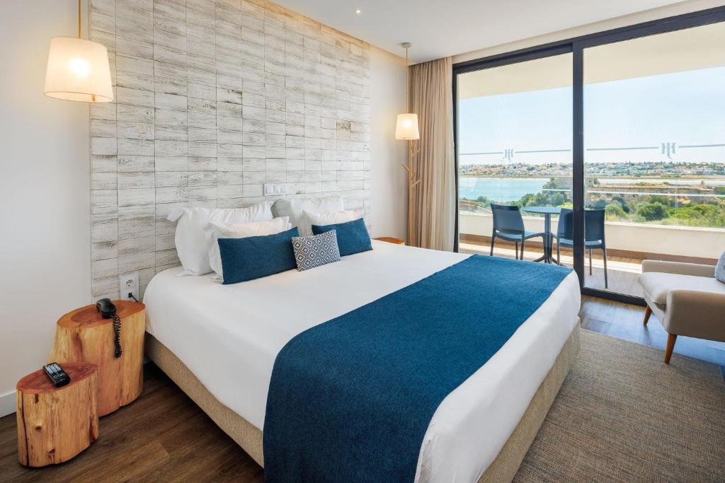 Postel nebo postele na pokoji v ubytování Jupiter Marina Hotel - Couples & Spa