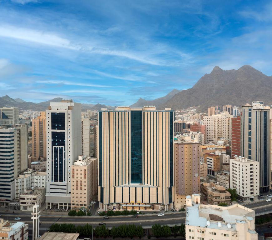فندق مهد الرسالة 1 في مكة المكرمة: اطلالة على مدينة فيها جبال في الخلفية