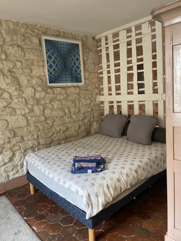 - un lit dans l'angle de la chambre dans l'établissement La Thipique, à Paris