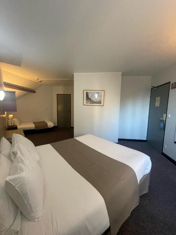 Kyriad Saint Fargeau Ponthierry - Apollonia - Standard Room - 1 Double Bed 2 Single Beds