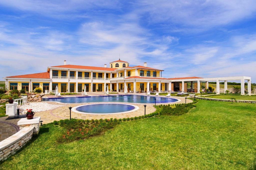 a large house with a swimming pool in the yard at Complex Villas Kaliakra & Gradina in Bŭlgarevo