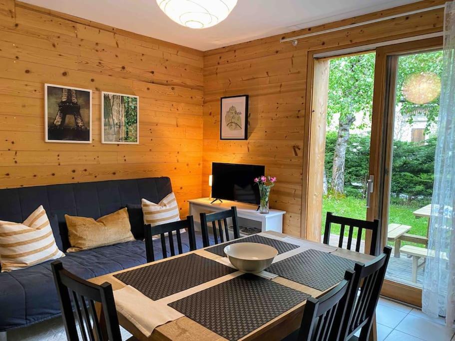un soggiorno con un tavolo e un divano di Appartement Etoile d'Argent, Fabulous Location, Garden, WIFI, Bike storage ad Allemont