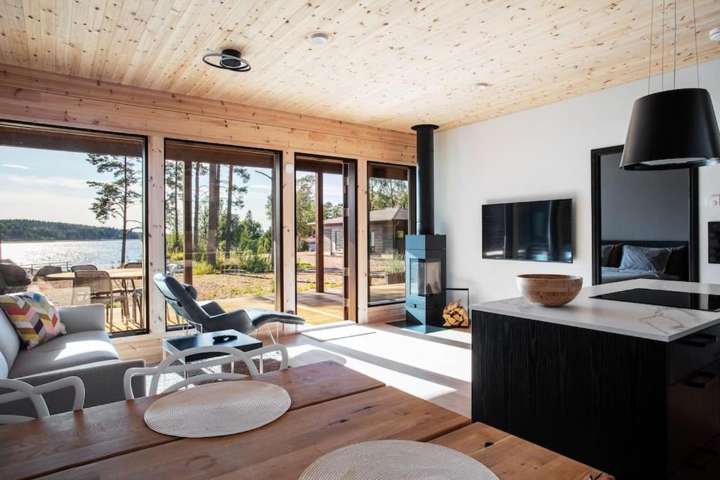 ein Wohnzimmer mit Sofa und Tisch in der Unterkunft Saunamäki - Cedra in Salo