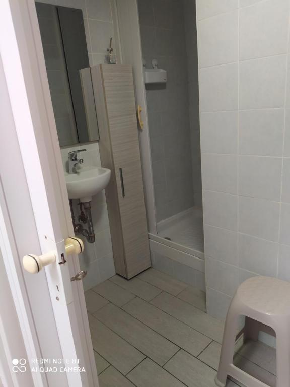 ナポリにあるLa Dimora Di Brunaの洗面台、トイレ、シャワー付きのバスルーム