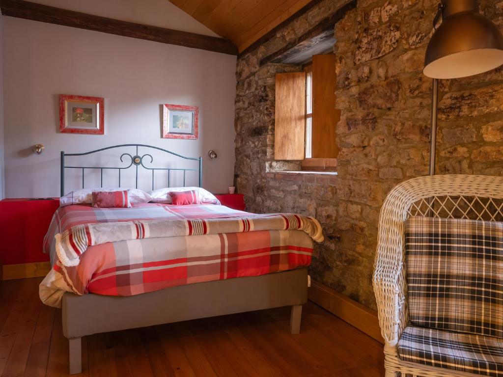 A bed or beds in a room at Genciana, Casa Rural con encanto en La Montaña Leonesa
