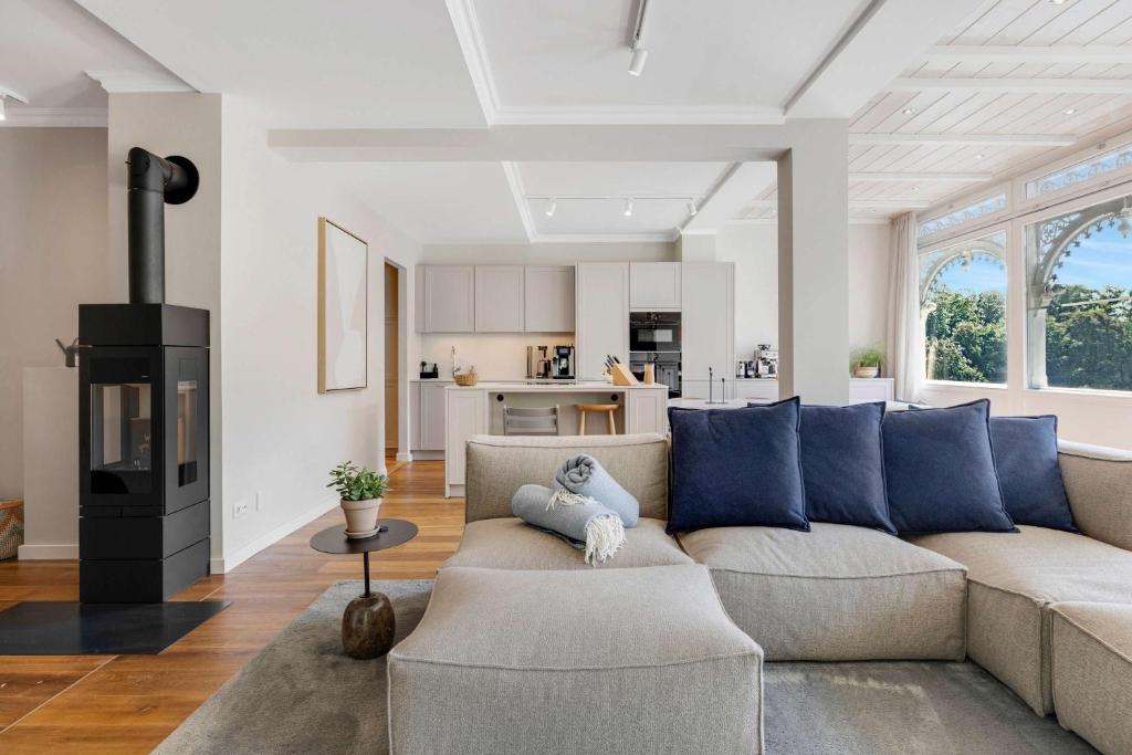 ein Wohnzimmer mit Sofa und eine Küche in der Unterkunft Entire Luxury flat with sea view spa pool sauna in Ostseebad Sellin