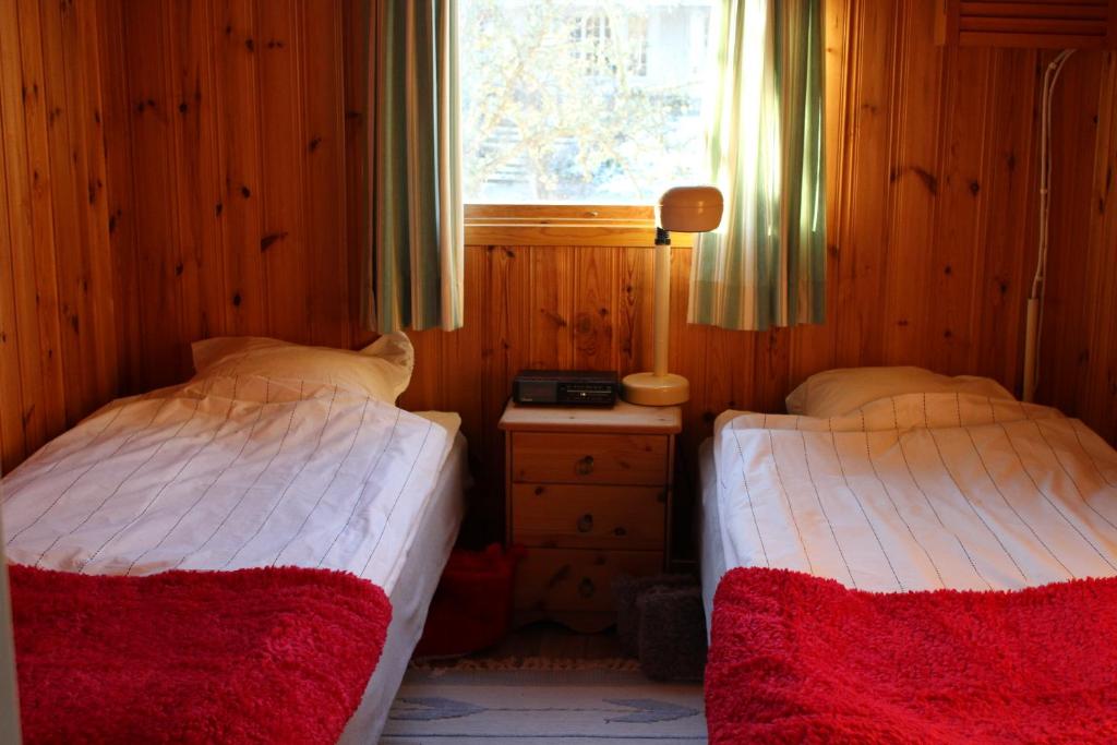 a bedroom with two beds and a window in it at Lilla Sandereds Gård in Loftahammar