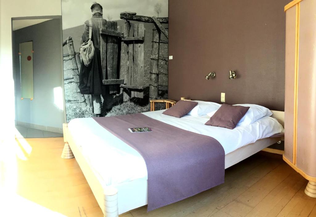 Postel nebo postele na pokoji v ubytování Hôtel Val de Poix- Logis Hôtel Restaurant