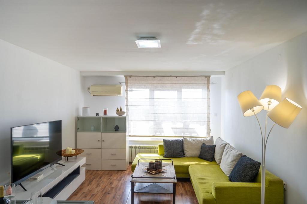 Bright 1BDR with Balcony