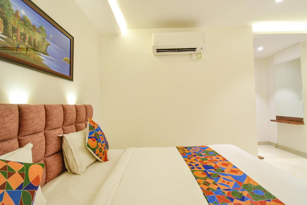 Postel nebo postele na pokoji v ubytování FabHotel Prime Prowell Apex - Nr KIMS Hospital, Hitech City