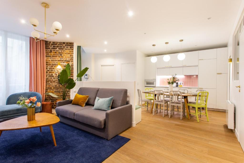 un salon et une cuisine avec un canapé et une table dans l'établissement Beautiful apartment - 4BR 10P - 9th arrondissement of Paris, à Paris