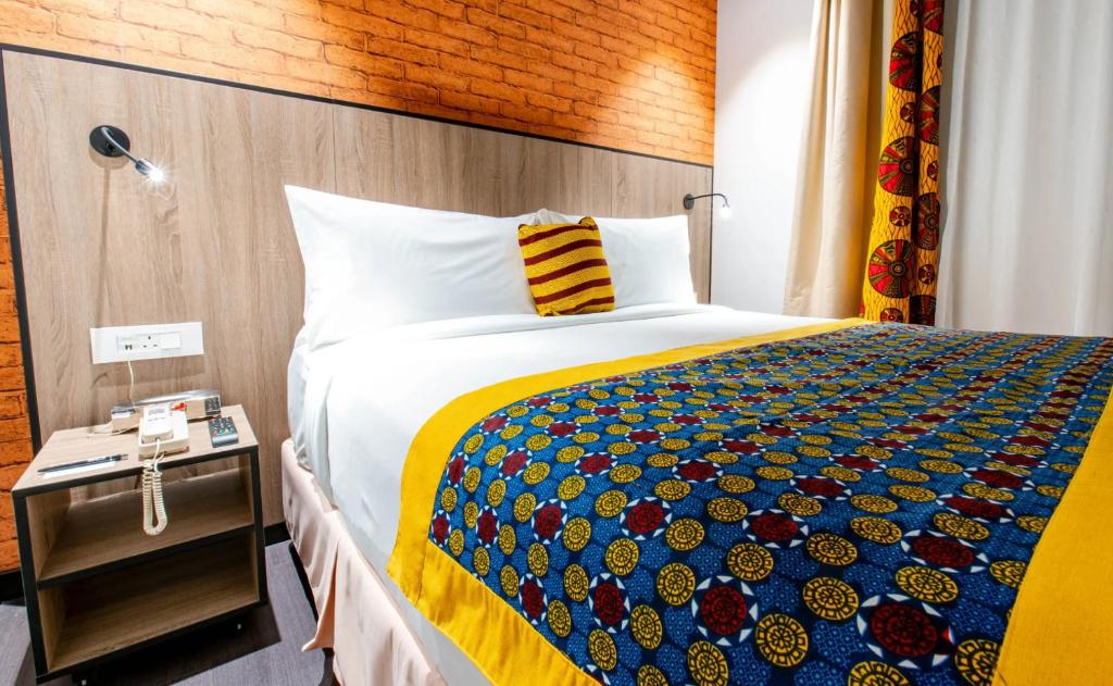 Postel nebo postele na pokoji v ubytování ONOMO Hotel Kampala