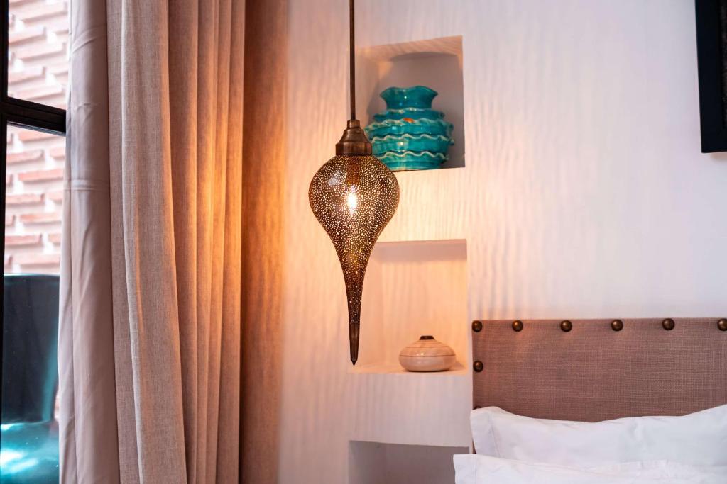 Postel nebo postele na pokoji v ubytování Riad la Source du Desert