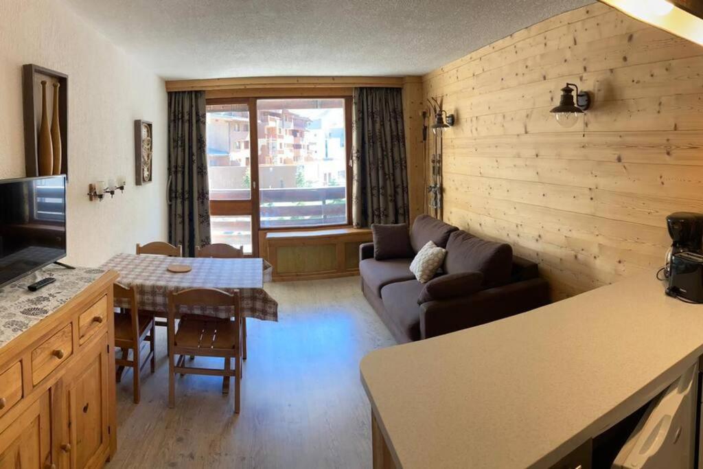 un salon avec un canapé et une table dans l'établissement SLA201 - Très spacieux apt 2pièces 4pers, à Tignes
