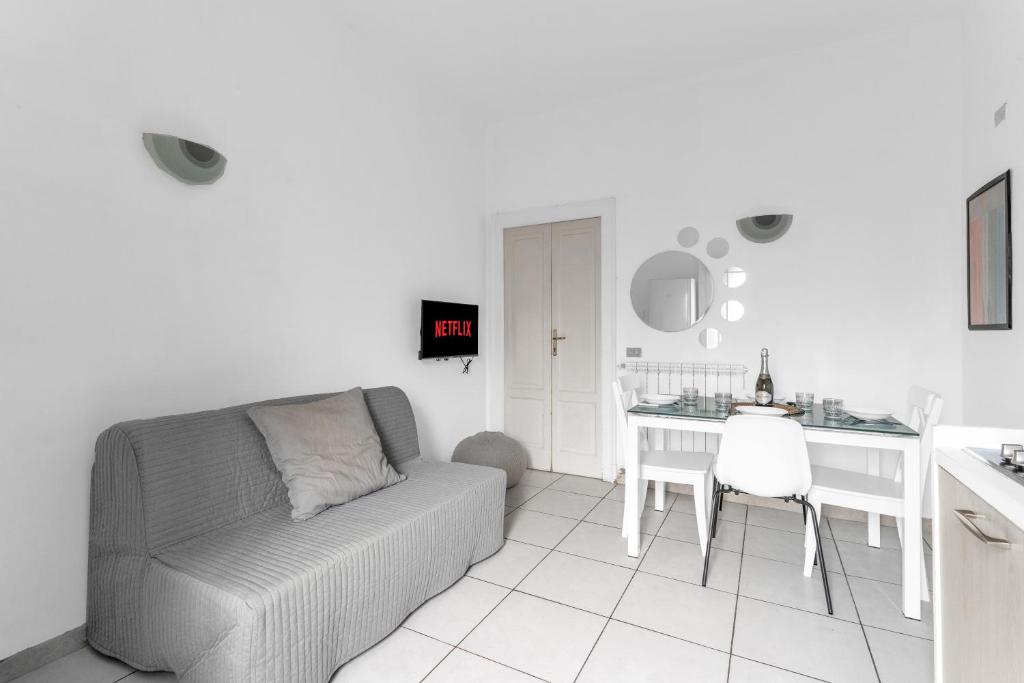 un soggiorno con un divano e un tavolo di SA7 - Porta Venezia - Duomo - Large Apartment - a Milano