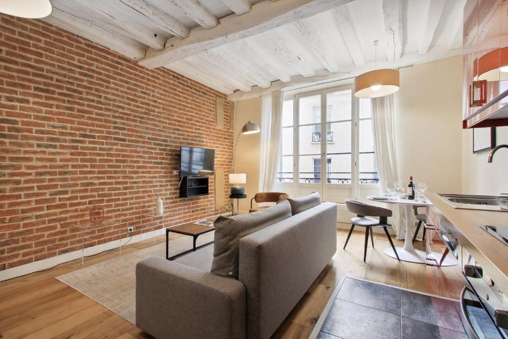 Televízia a/alebo spoločenská miestnosť v ubytovaní 256 Suite Rosiers - Superb apartment in Paris.