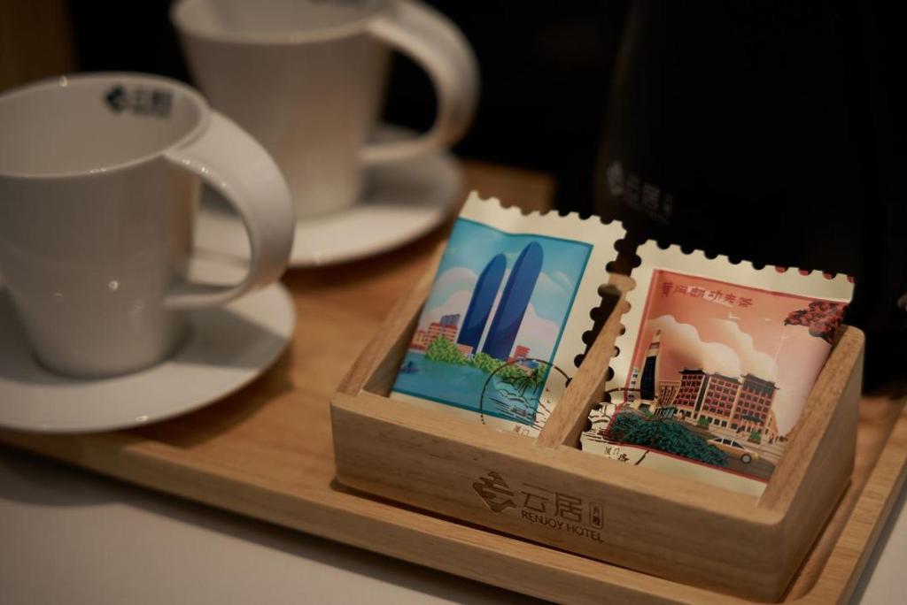 Příslušenství pro přípravu čaje a kávy v ubytování Renjoy Hotel -Xiamen Zhongshan Road Pedestrian Street