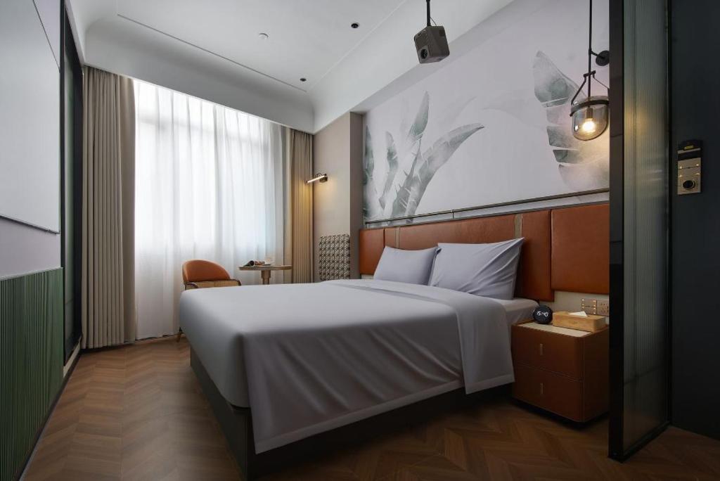 Postel nebo postele na pokoji v ubytování Renjoy Hotel -Xiamen Zhongshan Road Pedestrian Street