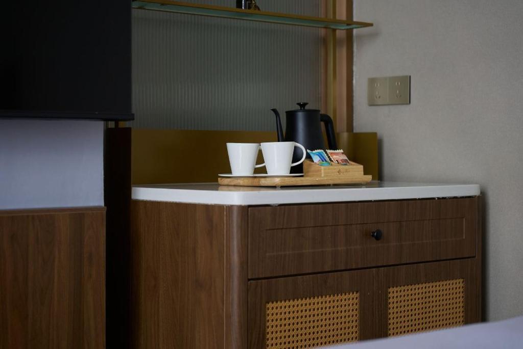 Příslušenství pro přípravu čaje a kávy v ubytování Renjoy Hotel -Xiamen Zhongshan Road Pedestrian Street